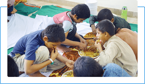 afghan children eating food